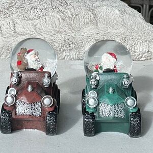 Green or Red Christmas globes - Santa
